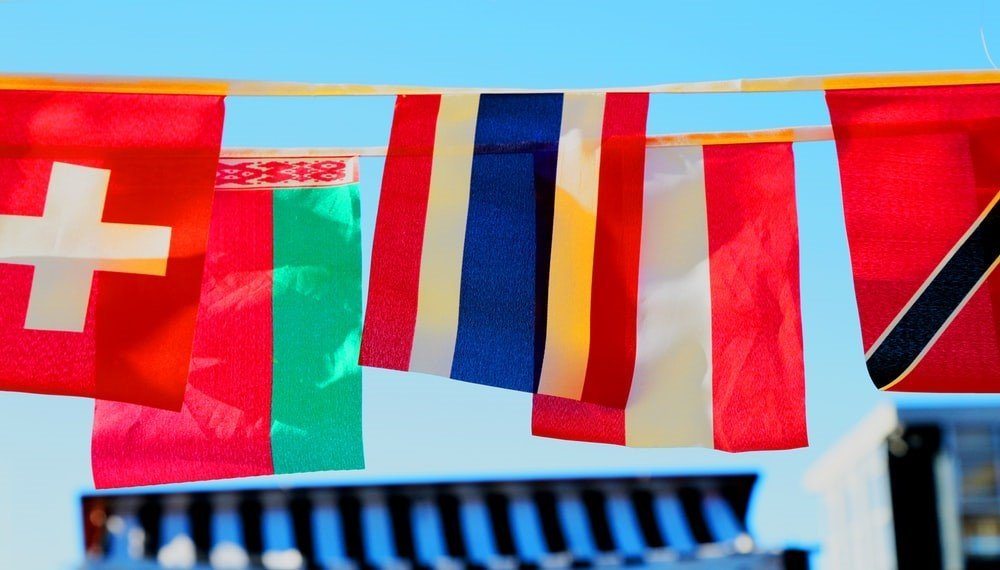 banderas de muchos países colgadas