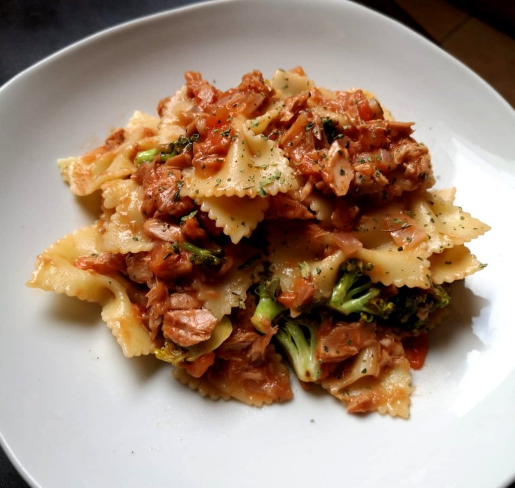 Fideos en salsa roja con atún.