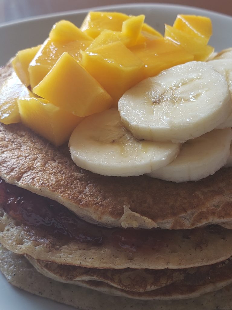 Panqueques con rodajas de plátano y mango encima