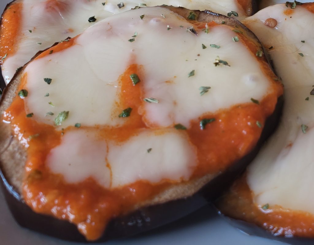 rodajas de berenjena con salsa de tomate y queso