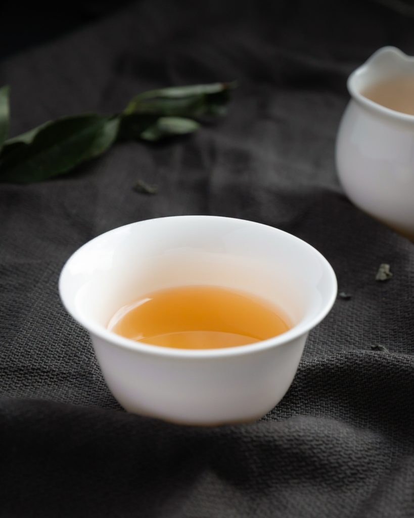 Una taza blanca con te verde.