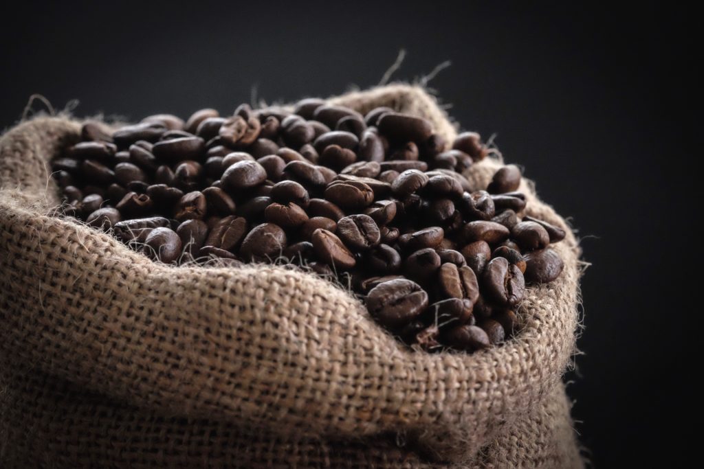 Granos de café en una bolsa.
