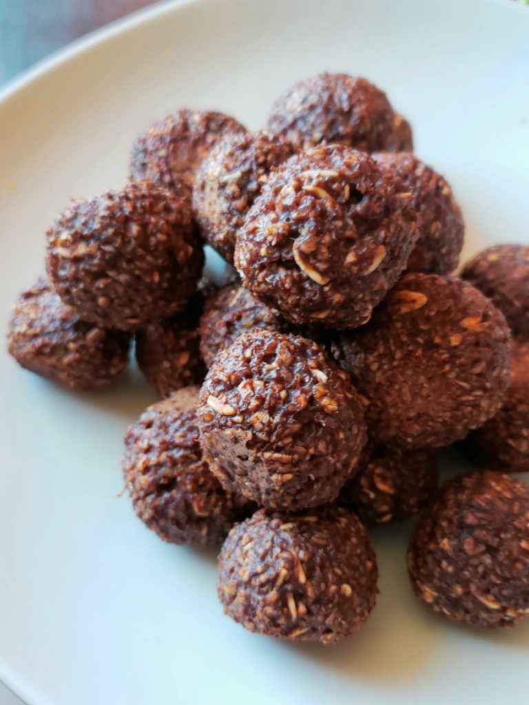 Bolitas de manjar y avena